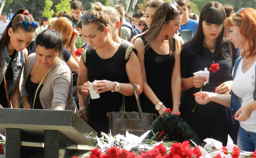 Участники митинга "Беслан-Волгоград. Боль и скорбь всей планеты". Волгоград, 3 сентября 2015 г. Фото Татьяны Филимонова для "Кавказского узла" Участники митинга "Беслан-Волгоград. Боль и скорбь всей планеты". Волгоград, 3 сентября 2015 г. Фото Татьяны Филимонова для "Кавказского узла"