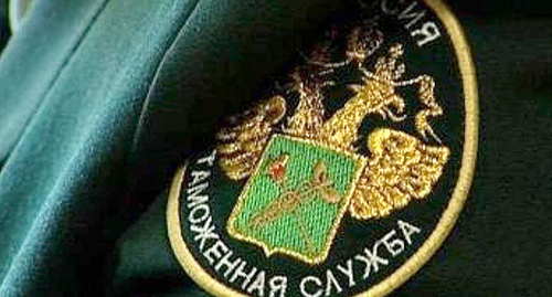 Шеврон на форме сотрудника Таможенной службы России. Фото: http://vinteresah.com/категории/новости/башкирская_таможня_упроцается_процедура_перевозки/59711 Шеврон на форме сотрудника Таможенной службы России. Фото: http://vinteresah.com/категории/новости/башкирская_таможня_упроцается_процедура_перевозки/59711