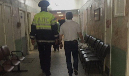 Хаджимурада Темурзиева ведут в зал суда. Москва, 28 августа 2015 года. Фото Микаила Костоева Хаджимурада Темурзиева ведут в зал суда. Москва, 28 августа 2015 года. Фото Микаила Костоева