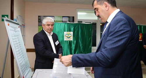Юнус-Бек Евкуров на выборах 13 сентября 3015 года. Фото: http://www.ingushetia.ru/ Юнус-Бек Евкуров на выборах 13 сентября 3015 года. Фото: http://www.ingushetia.ru/