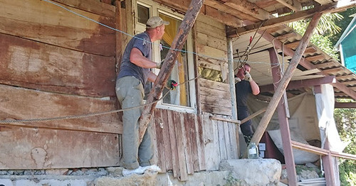 Снос садового дома Нади Геладзе в СТ "Балка". Сочи, 18 сентября 2015 г. Фото Светланы Кравченко для "Кавказского узла"