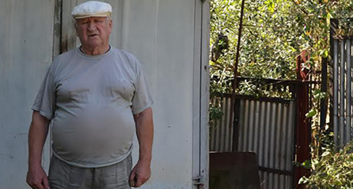 75-летний инвалид Вадим Уркунов у своего гаража. Фото Светланы Кравченко для "Кавказского узла" 75-летний инвалид Вадим Уркунов у своего гаража. Фото Светланы Кравченко для "Кавказского узла"