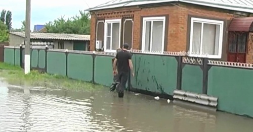 Жители аула Блечепсин во время наводнения 25 мая 2015 года. Фото: "Кошехабль ТВ", YouTube.com Жители аула Блечепсин во время наводнения 25 мая 2015 года. Фото: "Кошехабль ТВ", YouTube.com