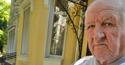 Инвалид Вадим Уркунов у здания прокуратуры Сочи со своим заявлением . Сочи, октябрь 2015 г. Фото Светланы Кравченко для "Кавказского узла" Инвалид Вадим Уркунов у здания прокуратуры Сочи со своим заявлением . Сочи, октябрь 2015 г. Фото Светланы Кравченко для "Кавказского узла"