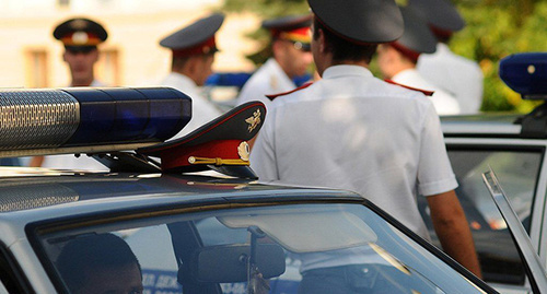 Сотрудники полиции. Фото: https://www.yuga.ru/media/eb/3b/police_auto__rfpt9lq.jpg Сотрудники полиции. Фото: https://www.yuga.ru/media/eb/3b/police_auto__rfpt9lq.jpg