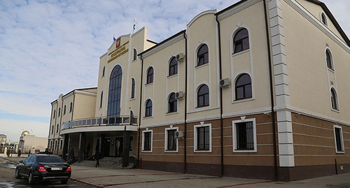 Здание прокуратуры Ингушетии. Фото: http://06region.ru/glavnaya/182/9798-obrashhenie-glavy-respubliki-ingushetiya-v-svyazi-s-dnem-rabotnika-prokuratury-rossijskoj-federaczii Здание прокуратуры Ингушетии. Фото: http://06region.ru/glavnaya/182/9798-obrashhenie-glavy-respubliki-ingushetiya-v-svyazi-s-dnem-rabotnika-prokuratury-rossijskoj-federaczii