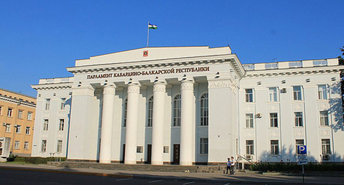 Здание парламента КБР. Фото: http://pda.fedpress.ru/news/elections/elections_parties/1396518698-kabardino-balkariya-otkazalas-ot-pryamykh-vyborov-glavy-respubliki Здание парламента КБР. Фото: http://pda.fedpress.ru/news/elections/elections_parties/1396518698-kabardino-balkariya-otkazalas-ot-pryamykh-vyborov-glavy-respubliki