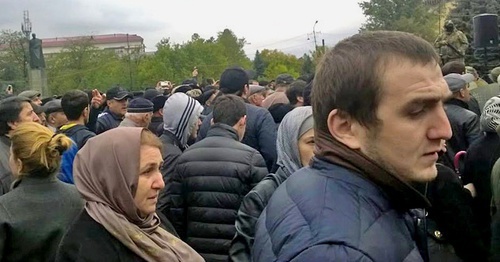 Жители Буйнакска на оцепленной силовиками площади. Буйнакск, 16 октября 2015 года. Фото Шамиля Магомедова для "Кавказского узла" Жители Буйнакска на оцепленной силовиками площади. Буйнакск, 16 октября 2015 года. Фото Шамиля Магомедова для "Кавказского узла"