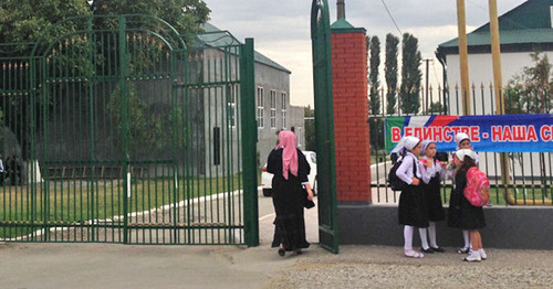 Возле входа на территорию школы в Курчалоевском районе Чечни. Фото Магомеда Магомедова для "Кавказского узла" Возле входа на территорию школы в Курчалоевском районе Чечни. Фото Магомеда Магомедова для "Кавказского узла"