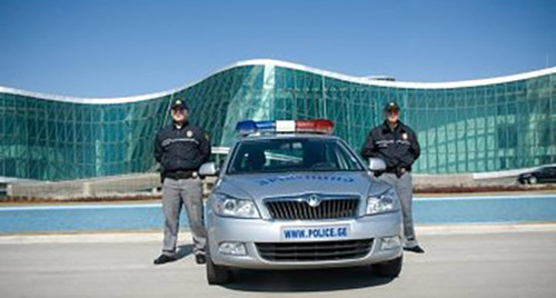Сотрудники полиции Грузии перед зданием МВД Грузии. Фото: http://www.vestikavkaza.ru:8890/news/MVD-Gruzii-prodolzhaet-goneniya-na-END.html Сотрудники полиции Грузии перед зданием МВД Грузии. Фото: http://www.vestikavkaza.ru:8890/news/MVD-Gruzii-prodolzhaet-goneniya-na-END.html