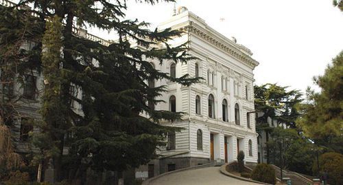 Здание ТГУ. Фото: https://ru.wikipedia.org/wiki/Тбилисский_государственный_университет#/media/File:TbilisiState.jpg Здание ТГУ. Фото: https://ru.wikipedia.org/wiki/Тбилисский_государственный_университет#/media/File:TbilisiState.jpg