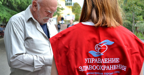 Волонтер раздает брошюры жителям Сочи во Всемирный день здоровья. 24 октября 2015 г. Фото Светланы Кравченко для "Кавказского узла" Волонтер раздает брошюры жителям Сочи во Всемирный день здоровья. 24 октября 2015 г. Фото Светланы Кравченко для "Кавказского узла"