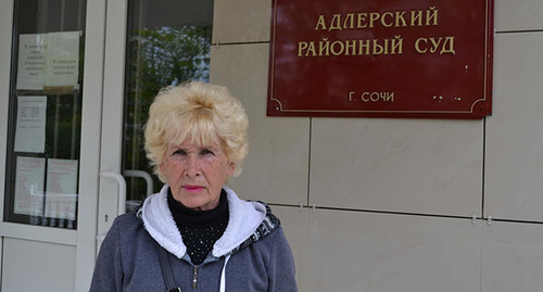 Людмила Савельева у здания Адлерского районного суда Сочи. Фото: Светланы Кравченко для "Кавказского узла". Людмила Савельева у здания Адлерского районного суда Сочи. Фото: Светланы Кравченко для "Кавказского узла".