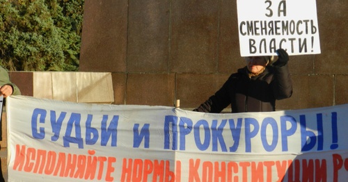 Участница акции в защиту 31-й статьи Конституции в Волгограде. 31 октября 2015 года. Фото Татьяны Филимоновой для "Кавказского узла" Участница акции в защиту 31-й статьи Конституции в Волгограде. 31 октября 2015 года. Фото Татьяны Филимоновой для "Кавказского узла"