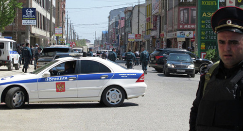 Автомобиль полиции на улице города. Фото: http://inetnews.net/policiya-maxachkaly-likvidirovala-prestupnika-i-zaderzhala-eshhe-dvoix/ Автомобиль полиции на улице города. Фото: http://inetnews.net/policiya-maxachkaly-likvidirovala-prestupnika-i-zaderzhala-eshhe-dvoix/