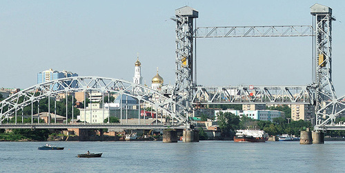 Панорама Ростова-на-Дону. Фото Вадима Анохина, https://ru.wikipedia.org/wiki/Ростовский_разводной_железнодорожный_мост#/media/File:Railway%27s_bridge_over_the_river_Don.jpg