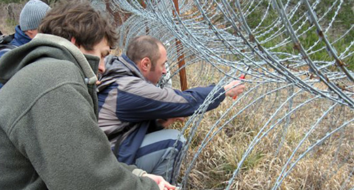 Сурен Газарян (в центре) пытается проникнуть на «дачу Ткачева», 2012 год
Фото: http://fedpress.ru/news/polit_vlast/news_polit/prezident-medvedev-poobeshchal-razobratsya-s-gazaryanom