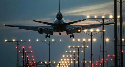 Взлёт самолёта. Фото: http://bloknot-krasnodar.ru/news/v-krasnodare-muzhchina-i-zhenshchina-pytalis-prone-656808 Взлёт самолёта. Фото: http://bloknot-krasnodar.ru/news/v-krasnodare-muzhchina-i-zhenshchina-pytalis-prone-656808