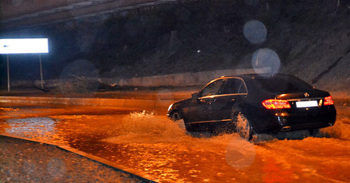 Легковой автомобиль в Сочи во время подтопления. Фото Светланы Кравченко для "Кавказского узла"