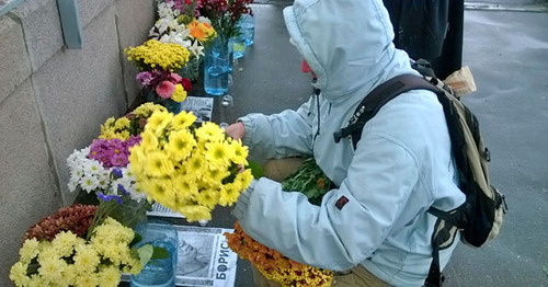 Цветы на Большом Москворецком мосту, на месте убийства Немцова. Москва, 9 октября 2015 г. Фото Вячеслава Ферапошкина для "Кавказского узла" Цветы на Большом Москворецком мосту, на месте убийства Немцова. Москва, 9 октября 2015 г. Фото Вячеслава Ферапошкина для "Кавказского узла"