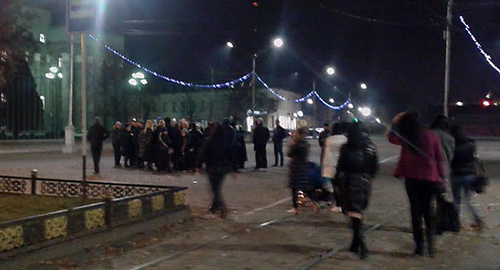 Родственники Олега Дзампаева собираются у здания прокуратуры. 12.11.2015. Фото Эммы Марзоевой для "Кавказского узла" Родственники Олега Дзампаева собираются у здания прокуратуры. 12.11.2015. Фото Эммы Марзоевой для "Кавказского узла"