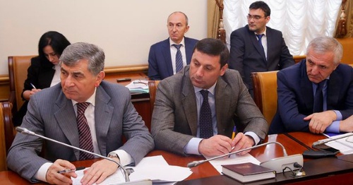 Участники обсуждения проекта бюджета Дагестана. 14 ноября 2015 года. Фото: E-dag.ru Участники обсуждения проекта бюджета Дагестана. 14 ноября 2015 года. Фото: E-dag.ru