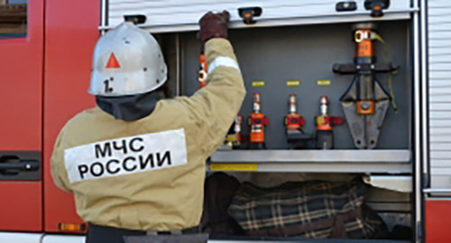 Сотрудник МЧС у пожарной машины. Фото: http://23.mchs.gov.ru/operationalpage/operational/item/3249253/ Сотрудник МЧС у пожарной машины. Фото: http://23.mchs.gov.ru/operationalpage/operational/item/3249253/