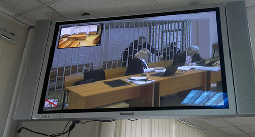 Экран трансляции заседания суда по делу над гражданами Украины. Фото Мурада Мурадова для "Кавказского узла" Экран трансляции заседания суда по делу над гражданами Украины. Фото Мурада Мурадова для "Кавказского узла"