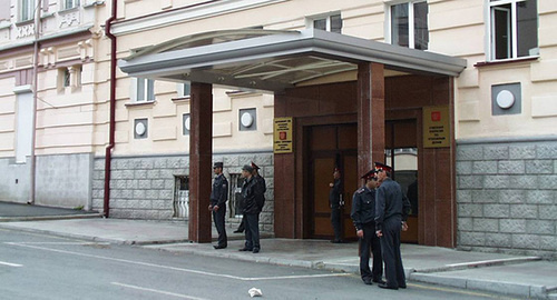 У входа в здание Верховного суда Северной Осетии. Фото: http://pravoy.punct.ru/news/view/41009/ У входа в здание Верховного суда Северной Осетии. Фото: http://pravoy.punct.ru/news/view/41009/