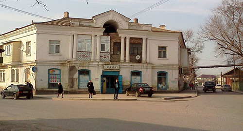 Площадь в Кизляре. Фото: http://www.kizlyar05.ru/photo/6-0-940 Площадь в Кизляре. Фото: http://www.kizlyar05.ru/photo/6-0-940