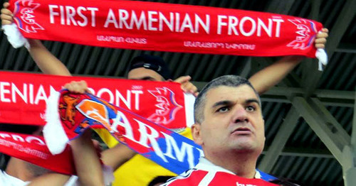 Армянские фанаты. Фото http://newsarmenia.am/news/sport/futbolnye-fanaty-iz-faf-napravlyayutsya-k-federatsii-futbola-armenii-s-chetyrmya-trebovaniyami/ Армянские фанаты. Фото http://newsarmenia.am/news/sport/futbolnye-fanaty-iz-faf-napravlyayutsya-k-federatsii-futbola-armenii-s-chetyrmya-trebovaniyami/