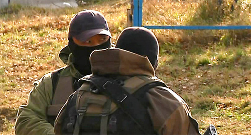 Представитель силовых структур во время КТО. Фото: http://nac.gov.ru/nakmessage/2015/11/25/v-nalchike-neitralizovany-14-boevikov-polnostyu-unichtozhena-krupnaya-banda-i-.html Представитель силовых структур во время КТО. Фото: http://nac.gov.ru/nakmessage/2015/11/25/v-nalchike-neitralizovany-14-boevikov-polnostyu-unichtozhena-krupnaya-banda-i-.html