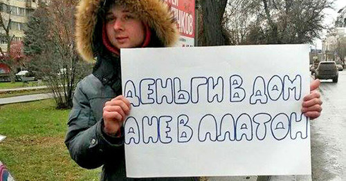 Участник акции протеста против введения системы "Платон". Волгоград, 2 декабря 2015 г. Фото Татьяны Филимоновой для "Кавказского узла" Участник акции протеста против введения системы "Платон". Волгоград, 2 декабря 2015 г. Фото Татьяны Филимоновой для "Кавказского узла"