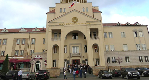 Здание НС Нагорного Карабаха. Степанакерт. сентябрь 2015 год. Фот оАдвард Григорян для "Кавказского узла" Здание НС Нагорного Карабаха. Степанакерт. сентябрь 2015 год. Фот оАдвард Григорян для "Кавказского узла"