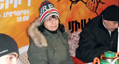 Участники круглосуточного сидячего пикета на Площади Свободы, 03.12.2015. Фото Тиграна Петросяна для "Кавказского узла" Участники круглосуточного сидячего пикета на Площади Свободы, 03.12.2015. Фото Тиграна Петросяна для "Кавказского узла"