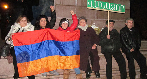 Участники митинга против принятия проекта поправок в Конституцию. Ереван, 1 декабря 2015 г. Фото Тиграна Петросяна для "Кавказского узла" Участники митинга против принятия проекта поправок в Конституцию. Ереван, 1 декабря 2015 г. Фото Тиграна Петросяна для "Кавказского узла"