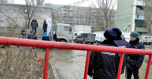 Сотрудники полиции наблюдают за вывозом вещей из разрушенного дома. Волгоград, 24 декабря 2015 г. Фото Татьяны Филимоновой для "Кавказского узла" Сотрудники полиции наблюдают за вывозом вещей из разрушенного дома. Волгоград, 24 декабря 2015 г. Фото Татьяны Филимоновой для "Кавказского узла"