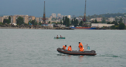 Рейд ГИМС РА и пограничников РФ в акватории Сухума
Фото: Sputnik. Роберт Джопуа, http://sputnik-abkhazia.ru/Abkhazia/20150630/1015090913.html Рейд ГИМС РА и пограничников РФ в акватории Сухума
Фото: Sputnik. Роберт Джопуа, http://sputnik-abkhazia.ru/Abkhazia/20150630/1015090913.html
