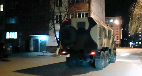 Спецтехника на улице в Черкесске. Фото: http://nac.gov.ru/nakmessage/2015/12/26/na-territorii-kchr-i-kbr-zaderzhany-6-banditov-unichtozhena-laboratoriya-po-iz.html Спецтехника на улице в Черкесске. Фото: http://nac.gov.ru/nakmessage/2015/12/26/na-territorii-kchr-i-kbr-zaderzhany-6-banditov-unichtozhena-laboratoriya-po-iz.html