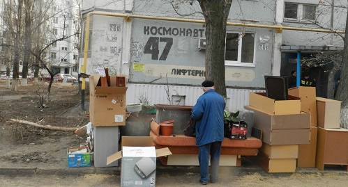 Вывоз имущества жильцов разрушенного дома в Волгограде. 25 декабря 2015 г. Фото Татьяны Филимоновой для "Кавказского узла" Вывоз имущества жильцов разрушенного дома в Волгограде. 25 декабря 2015 г. Фото Татьяны Филимоновой для "Кавказского узла"