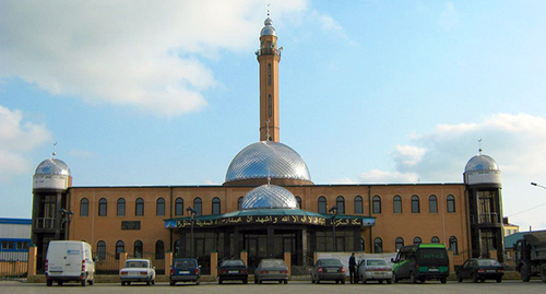 Мечеть в селе Бачи-Юрт. Фото: http://chechenia.8bb.ru/viewtopic.php?id=585 Мечеть в селе Бачи-Юрт. Фото: http://chechenia.8bb.ru/viewtopic.php?id=585
