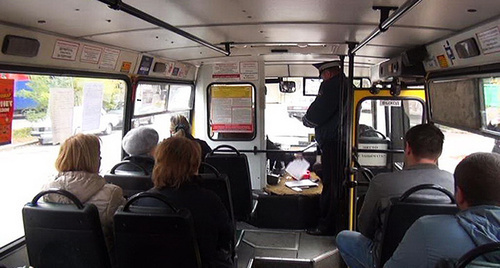 Пассажиры автобуса в Сочи. Фото: http://www.blogsochi.ru/content/v-sochi-prokhodit-operatsiya-avtobus Пассажиры автобуса в Сочи. Фото: http://www.blogsochi.ru/content/v-sochi-prokhodit-operatsiya-avtobus