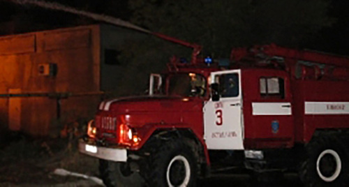 Пожарная машина на месте происшествия. Фото: http://30.mchs.gov.ru/operationalpage/operational/item/3397524/ Пожарная машина на месте происшествия. Фото: http://30.mchs.gov.ru/operationalpage/operational/item/3397524/