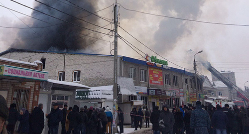Дым пожара в торговом центре в Черкесске. Фото: http://www.riakchr.ru/v-cherkesske-zagorelsya-torgovyj-tsentr/ Дым пожара в торговом центре в Черкесске. Фото: http://www.riakchr.ru/v-cherkesske-zagorelsya-torgovyj-tsentr/