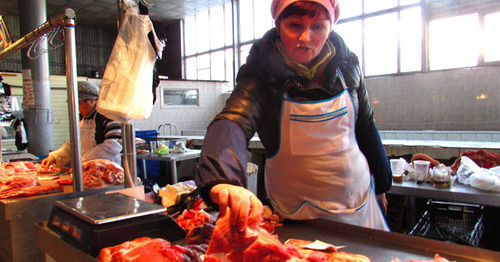Продавец мяса на Татар-Базаре. Астрахань, январь 2016 г. Фото Вячеслава Ященко для "Кавказского узла" Продавец мяса на Татар-Базаре. Астрахань, январь 2016 г. Фото Вячеслава Ященко для "Кавказского узла"