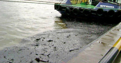 Вода в водоеме, загрязненная после разлива нефтепродуктов. Фото http://www.yugopolis.ru/ Вода в водоеме, загрязненная после разлива нефтепродуктов. Фото http://www.yugopolis.ru/