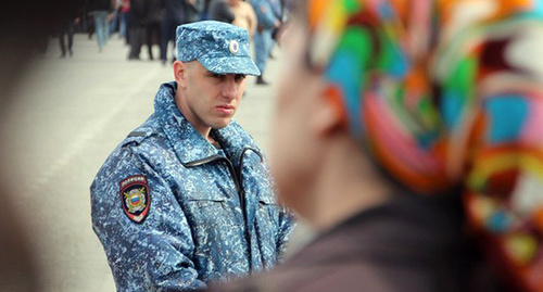 Сотрудник полиции Грозного во время митинга Фото Магомеда Магомедова для "Кавказского узла" Сотрудник полиции Грозного во время митинга Фото Магомеда Магомедова для "Кавказского узла"