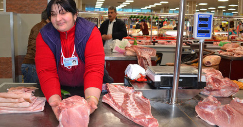 Продавец мяса на рынке в Сочи. Фото Светланы Кравченко для "Кавказского узла" Продавец мяса на рынке в Сочи. Фото Светланы Кравченко для "Кавказского узла"