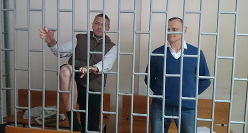 Николай Карпюк и Станислав Клых в зале суда. Фото: facebook Oleg Mezencev, http://www.ekhokavkaza.com/content/article/27410239.html Николай Карпюк и Станислав Клых в зале суда. Фото: facebook Oleg Mezencev, http://www.ekhokavkaza.com/content/article/27410239.html