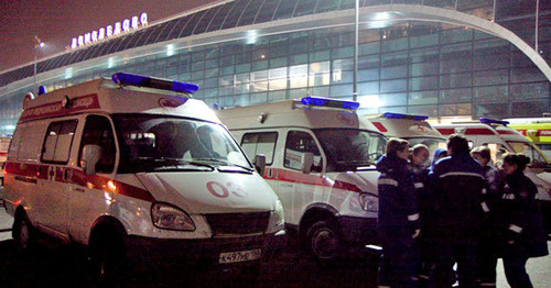 Медицинские бригады в Домодедово. Москва, 24 января 2011 г. Фото: Yuri Timofeyev (RFE/RL) Медицинские бригады в Домодедово. Москва, 24 января 2011 г. Фото: Yuri Timofeyev (RFE/RL)